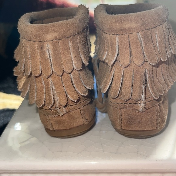 Minnetonka Children's Double Fringe Side Zip Boot, Brown, Leather Suede Size 6 - Picture 8 of 16